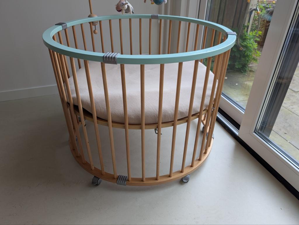 Ronde houten box met wieltjes en 2 boxkleden, Kinderen en Baby's, Boxen, Ophalen, Gebruikt, Rond, In hoogte verstelbaar