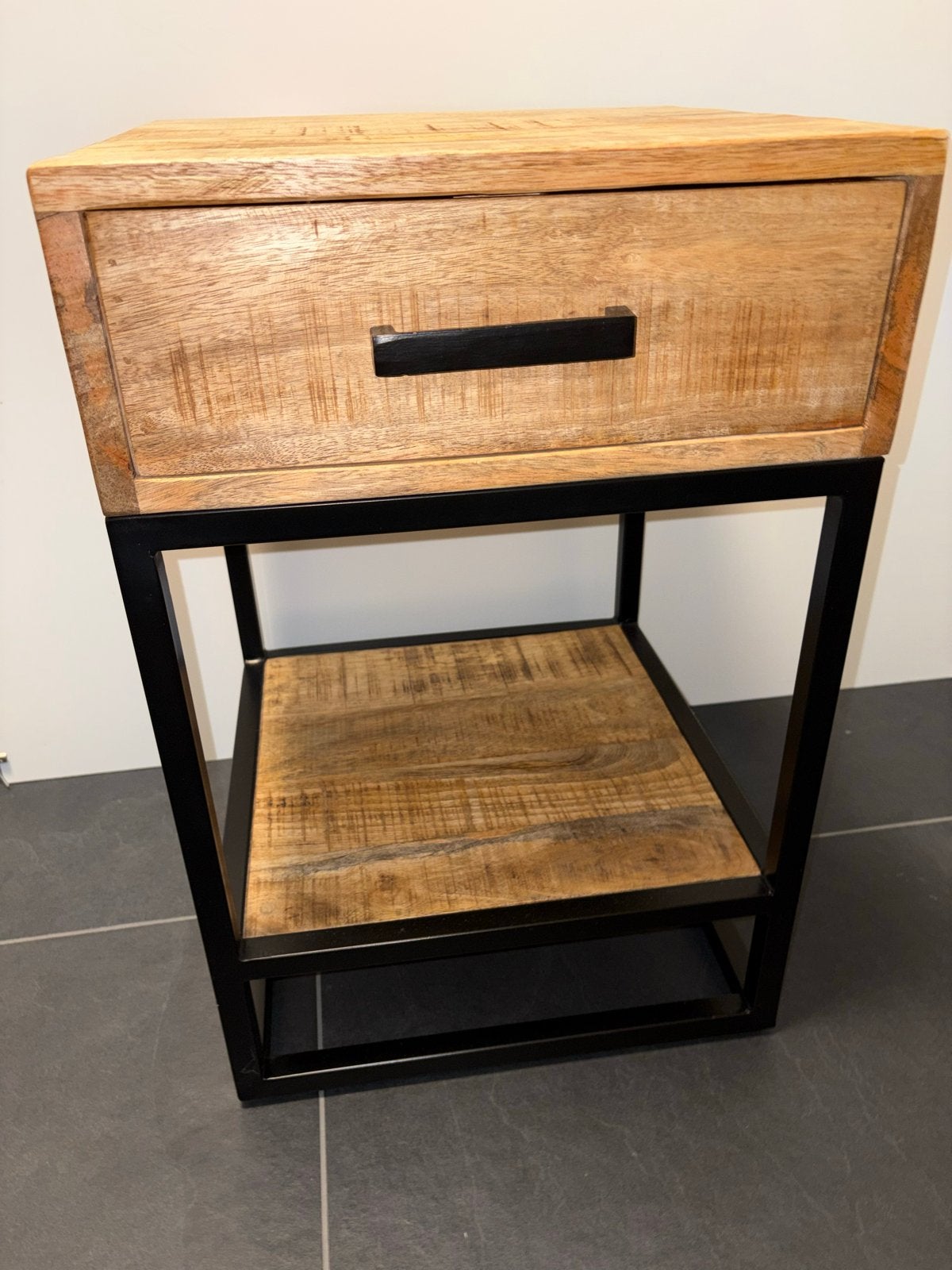 Nachtkastje/bijzettafel van mangohout en metaal, 2 stuks, Huis en Inrichting, Ophalen, Minder dan 45 cm, 55 tot 70 cm, Zo goed als nieuw