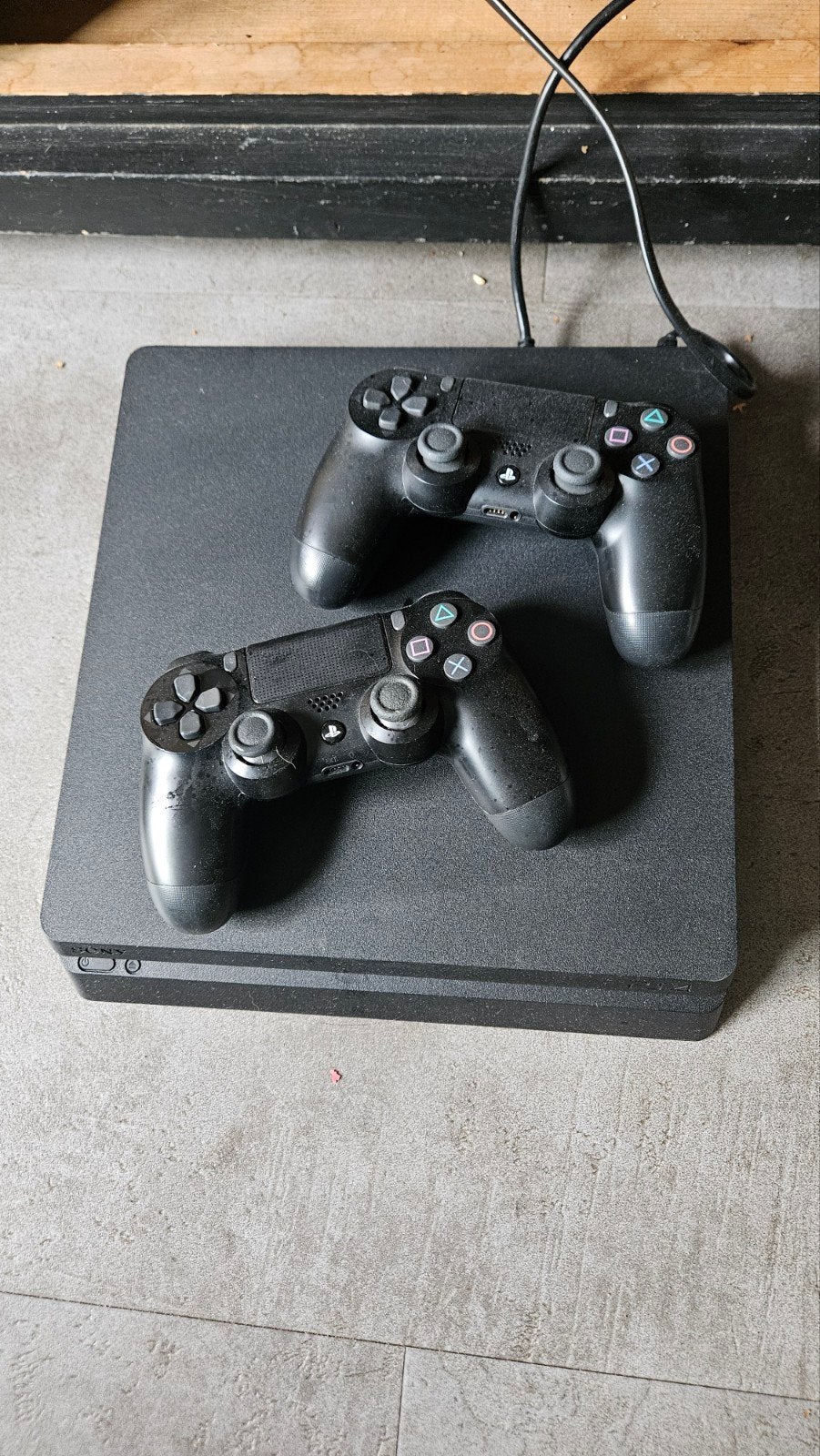 Sony PlayStation 4 Slim 1TB – 2 controllers + 13 games

Te k, Met games, Met 2 controllers, Ophalen of Verzenden, Zo goed als nieuw