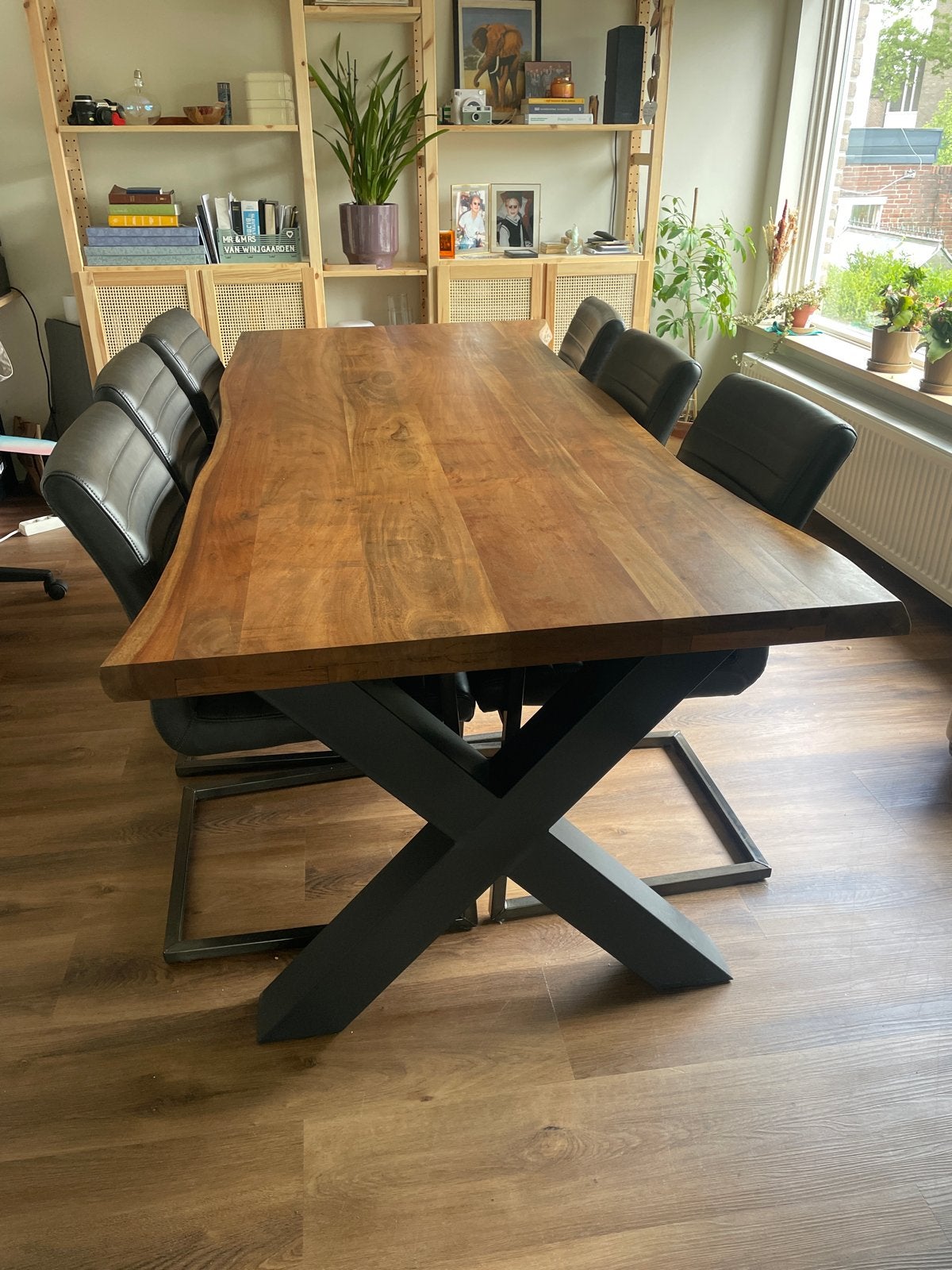 Massief houten eettafel met metalen onderstel, Ophalen, 50 tot 100 cm, Zo goed als nieuw, 150 tot 200 cm