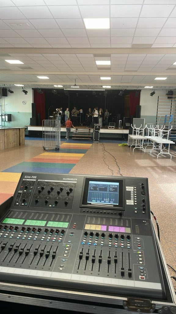 Complete prof.set RCF PA, iLive T80, Lab.C 28:4, 8xMon,Infra, Ophalen, Zo goed als nieuw, 1000 watt of meer, P.A.
