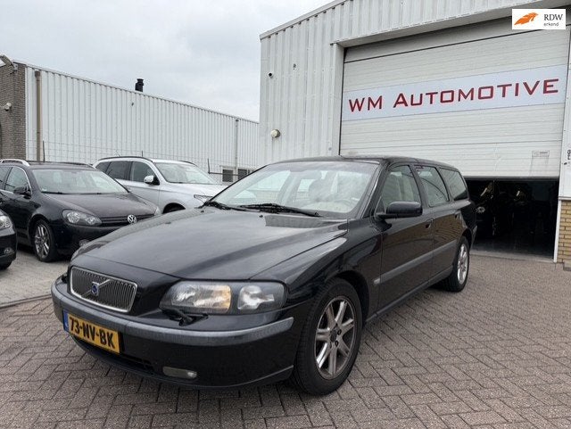 Volvo V70 2.4 AUTOMAAT APK T/M 25-4-2027, Auto's, Volvo, Beige, Automatische klimaatregeling, Leder en Stof, Zwart