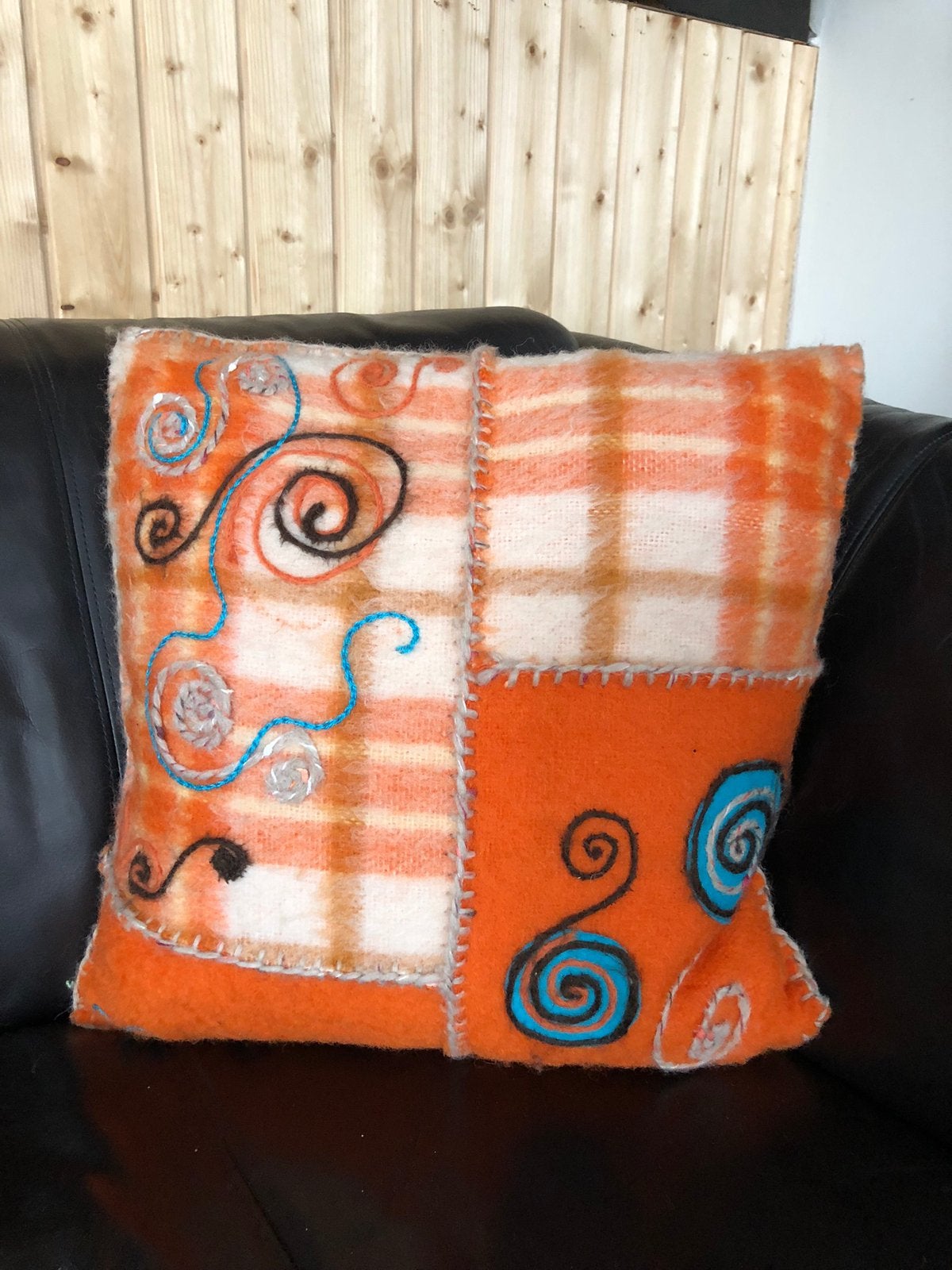Prachtige oranje kussen van vintage wollen dekens, Ophalen of Verzenden, Zo goed als nieuw, Vierkant
