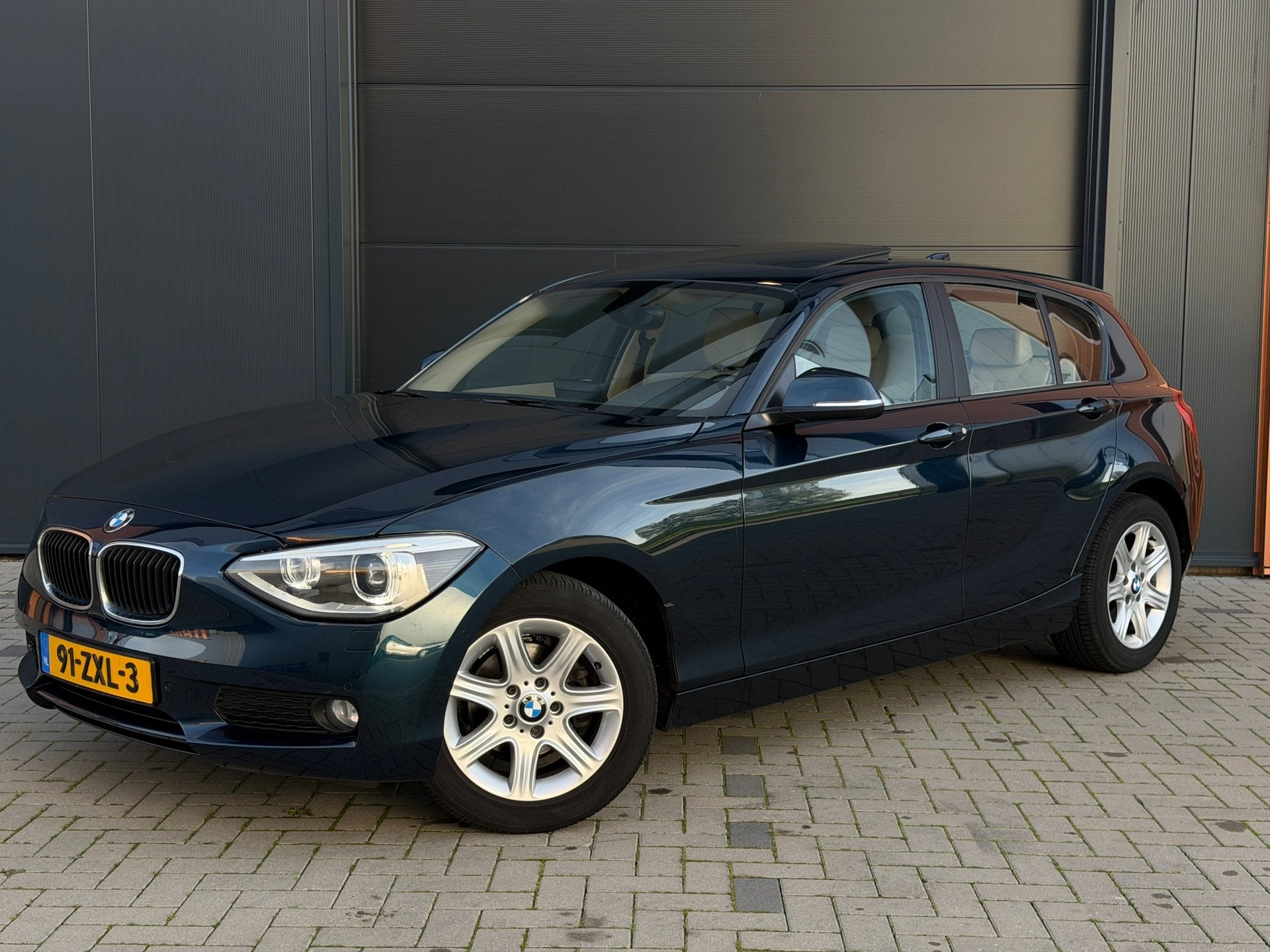 BMW 1-serie 118d Upgrade Edition|Dealer Onderhouden|Pano|Tre, Auto's, Achterwielaandrijving, Blauw, Leder en Stof, Origineel Nederlands