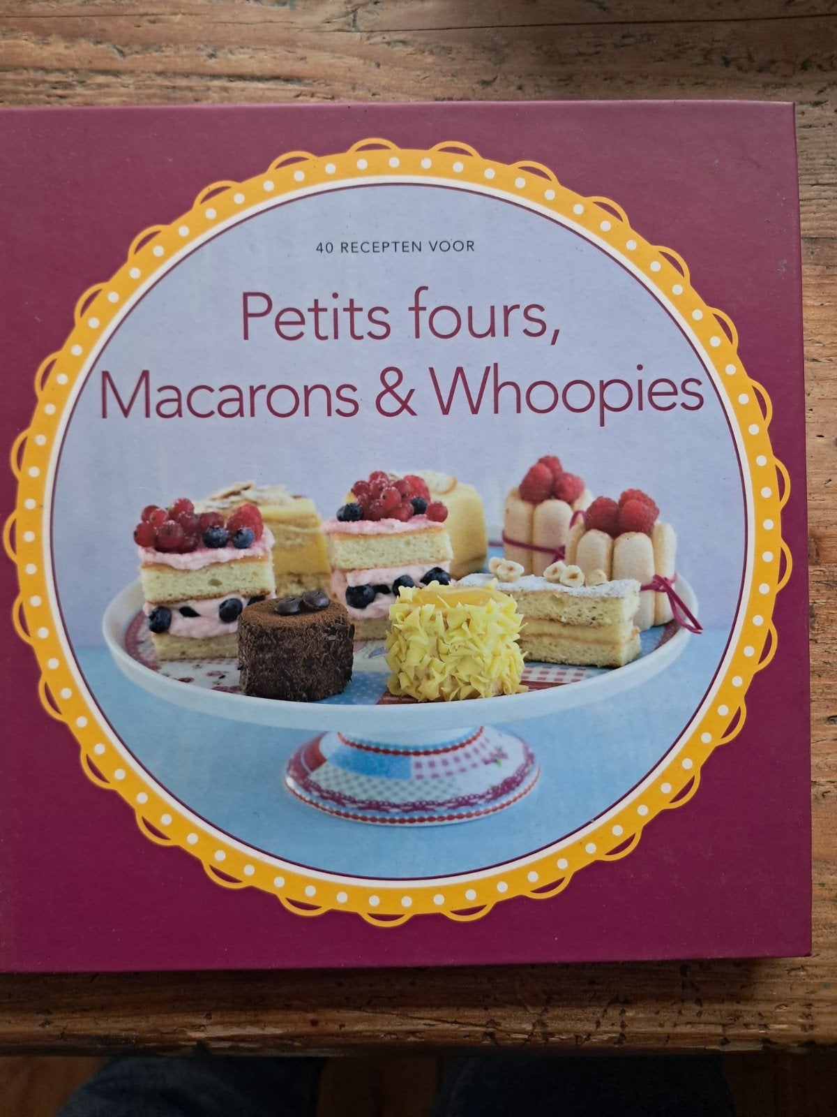 Petits fours, Macarons & Whoopies Receptenboek, Onbekend, Ophalen of Verzenden, Zo goed als nieuw, Taart, Gebak en Desserts