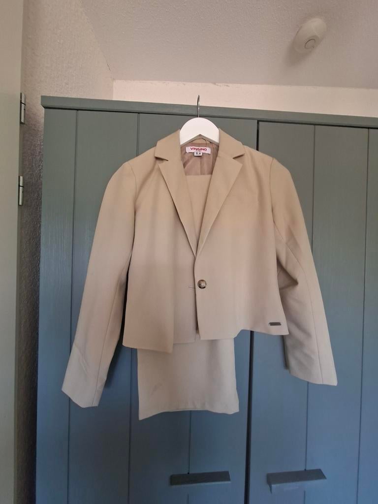 Vingino set broek en blazer, maat 152, beige, meisje, Meisje, Ophalen of Verzenden, Zo goed als nieuw, Setje