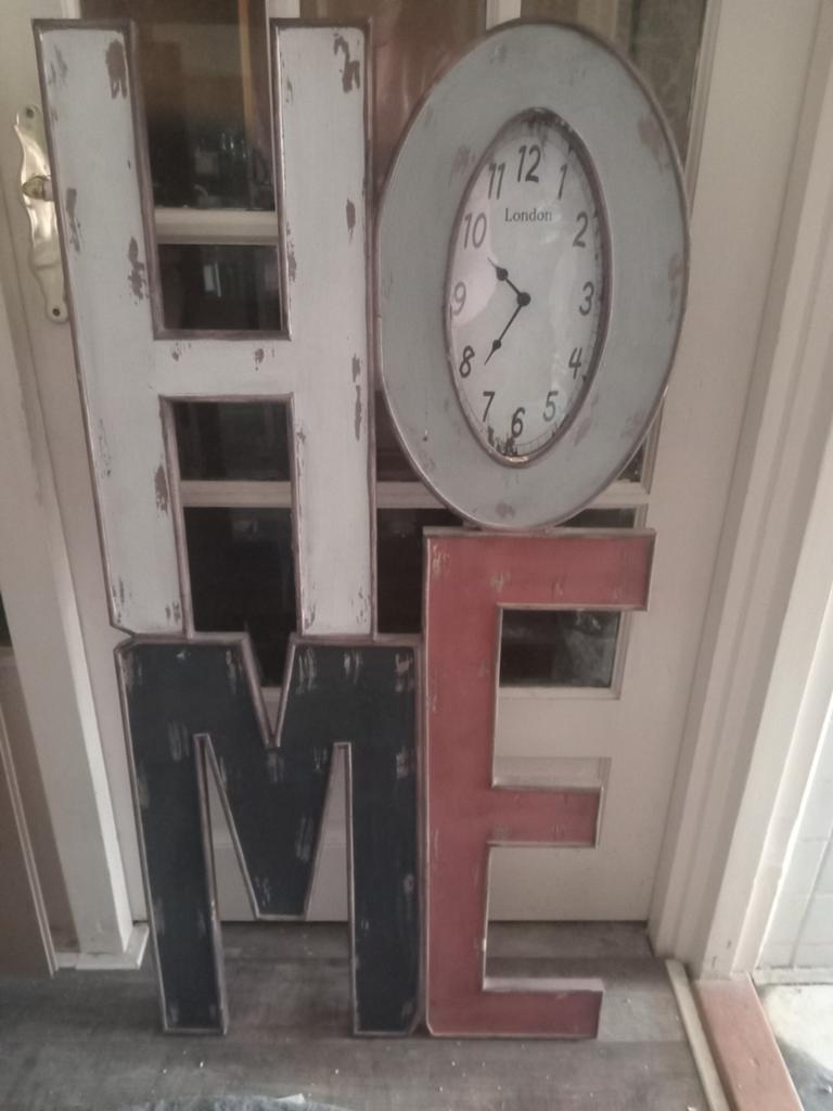 Decoratieve HOME klok - Uniek design, Huis en Inrichting, Woonaccessoires | Klokken, Ophalen, Gebruikt, Analoog, Wandklok