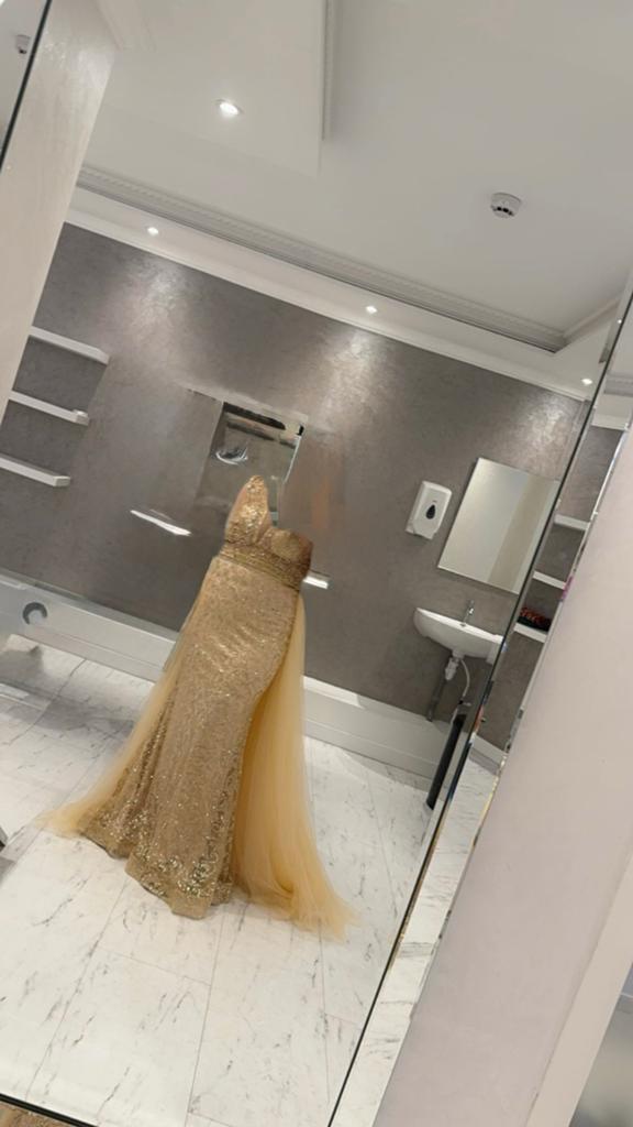 Een mooie jurk kleur goud, Kleding | Dames, Jurken, Ophalen of Verzenden, Zo goed als nieuw, Onder de knie