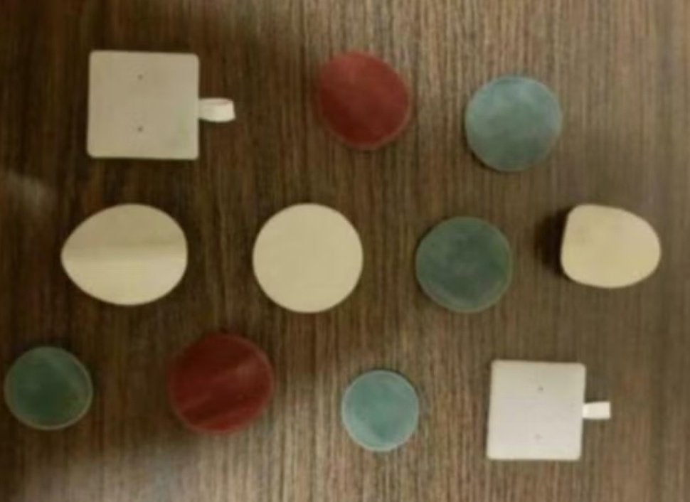 Vitrine onderleggers 11 stuks voor munten /sieraden, Ophalen of Verzenden, Goud, Oorbellen, Met edelsteen
