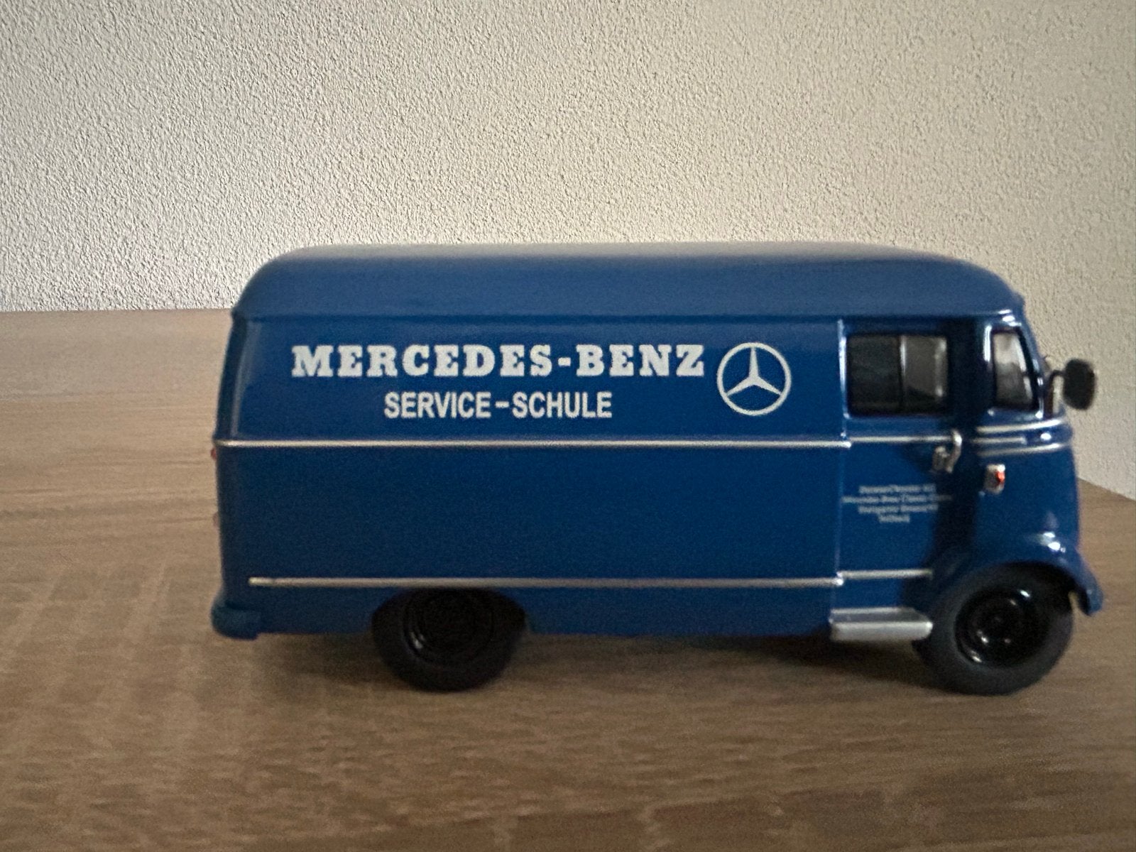 Mercedes-Benz L319 Service-Schule modelauto 1:43, Ophalen of Verzenden, Zo goed als nieuw, Overige typen