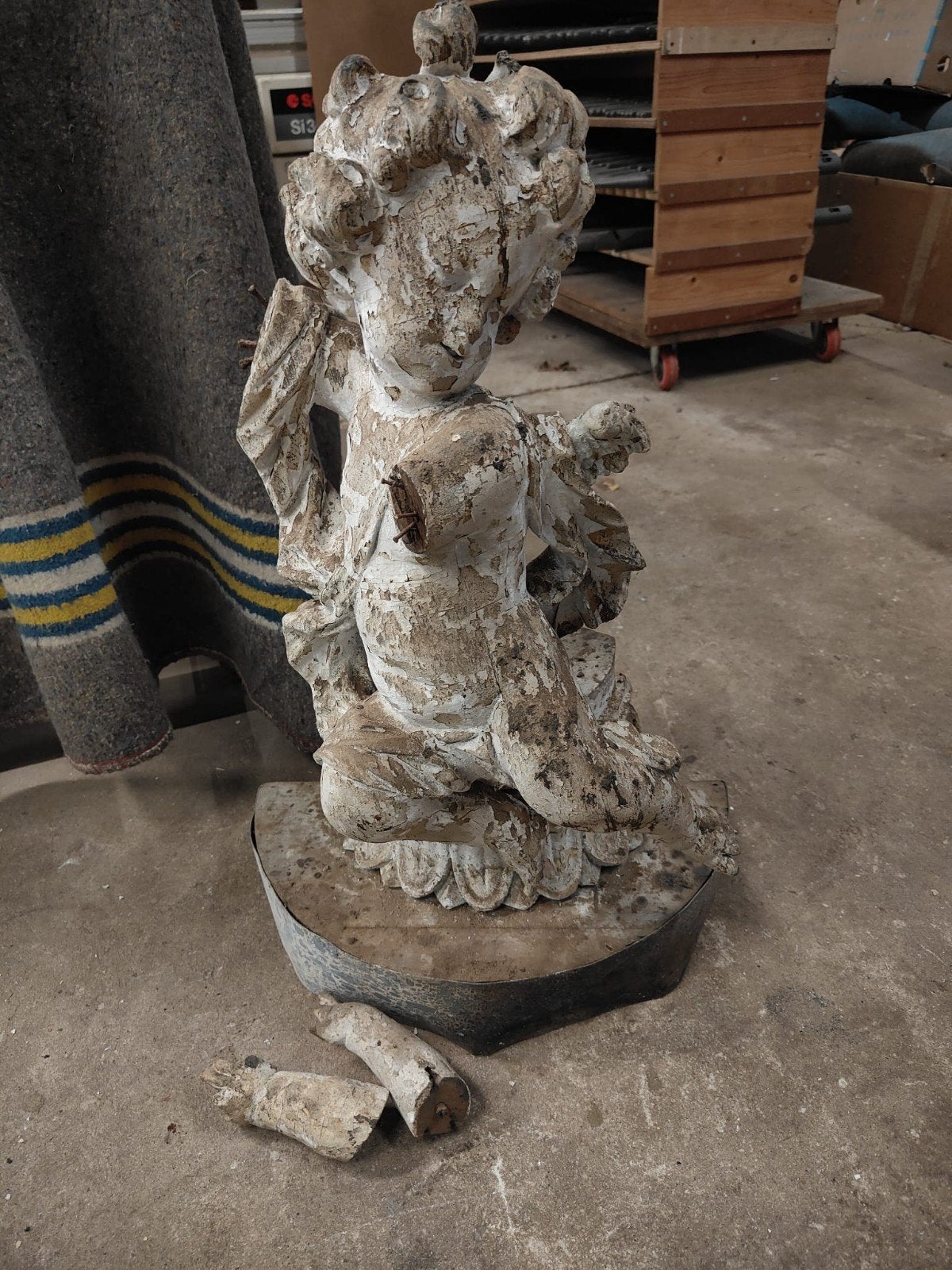 Beeld snijwerk ornament van een engel en de gipsen engelen 2, Ophalen