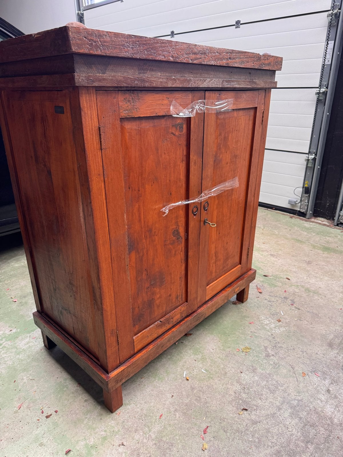 Antieke houten kast met twee deuren, Ophalen