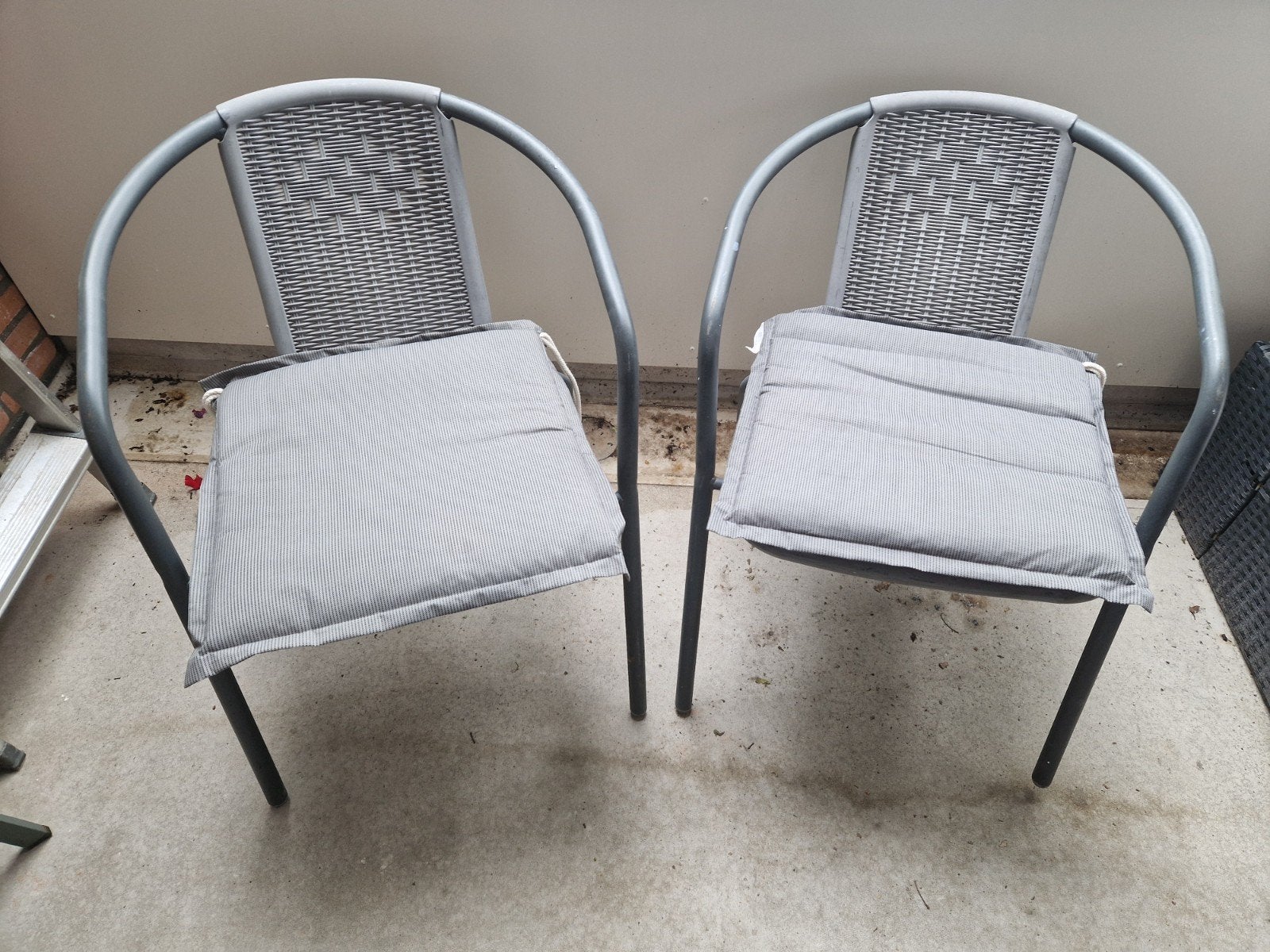 T.e.a.b. 2 grijze stapelstoelen/tuinstoelen met zitkussens, Tuin en Terras, Ophalen, Gebruikt, Stapelbaar