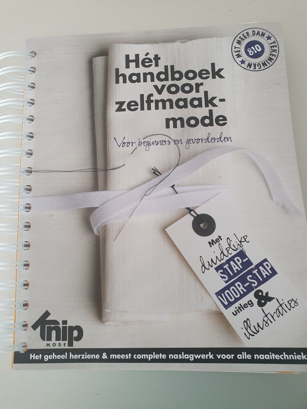Vera Mensch - Hét handboek voor zelfmaakmode, Gelezen, Ophalen of Verzenden, Vera Mensch; Peggy Weijergang; Anneke Smit, Borduren en Naaien