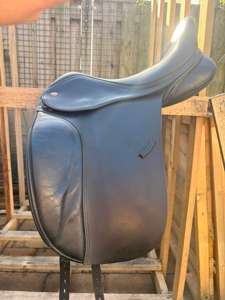 Kent & Masters dressuurzadel 17,5” High Wither(HDM) –netjes!, Dieren en Toebehoren, Paarden en Pony's | Zadels, Ophalen of Verzenden
