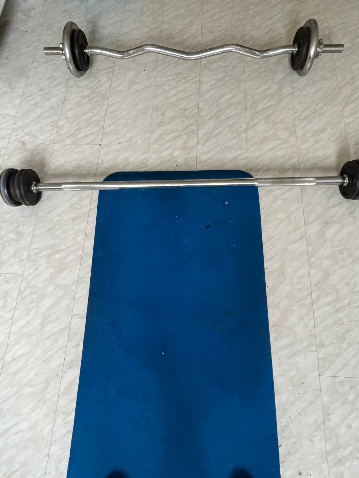 Halterstang & EZ curl barbellstang inc schijven *, Sport en Fitness, Fitnessmaterialen, Ophalen, Zo goed als nieuw, Halterstangen