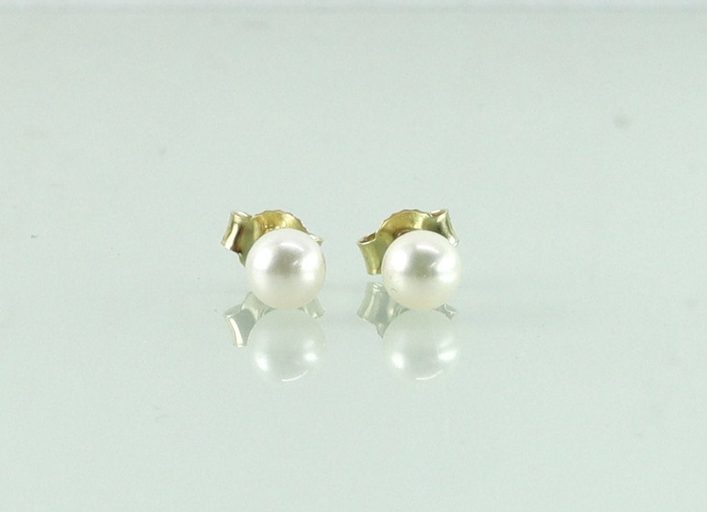 Gouden oorbellen / oorknoppen met crème witte parel, Sieraden, Tassen en Uiterlijk, Ophalen of Verzenden, Goud, Oorbellen
