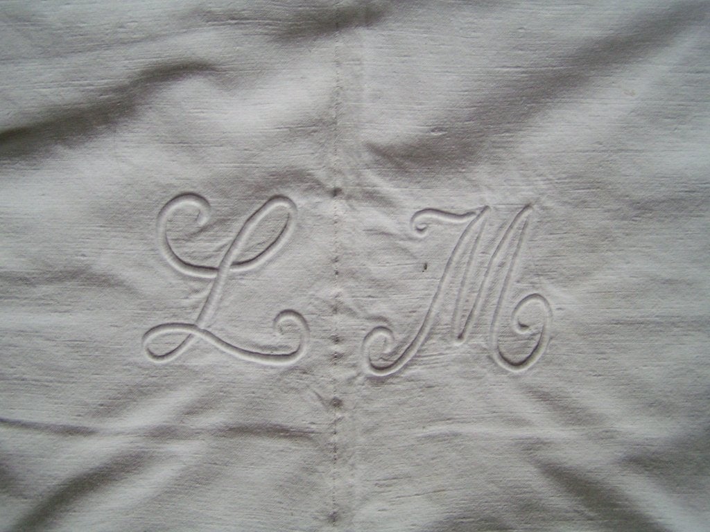antiek laken met monogram LM nr DD 426, Verzenden