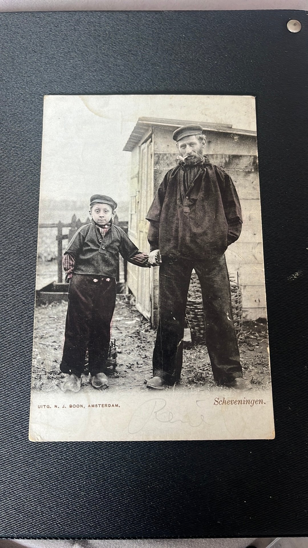 Scheveningse vader met zoon in klederdracht, Ophalen of Verzenden, Voor 1920, Gelopen, Klederdracht