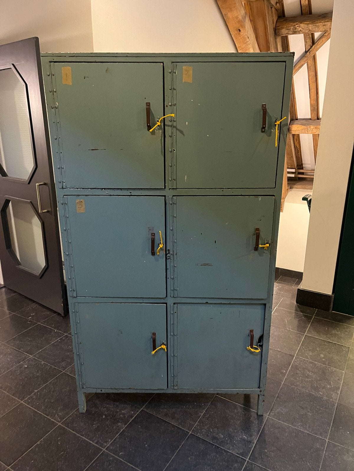 Vintage metalen locker met houten deurtjes, Ophalen
