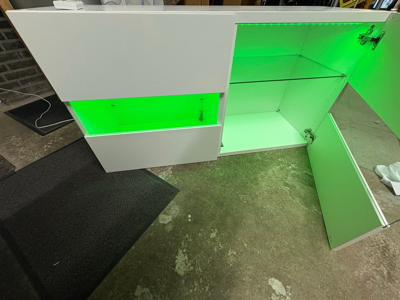 Kastje ook te gebruiken als TV-meubel met LED-verlichting, Ophalen, Gebruikt, 100 tot 150 cm, Minder dan 100 cm