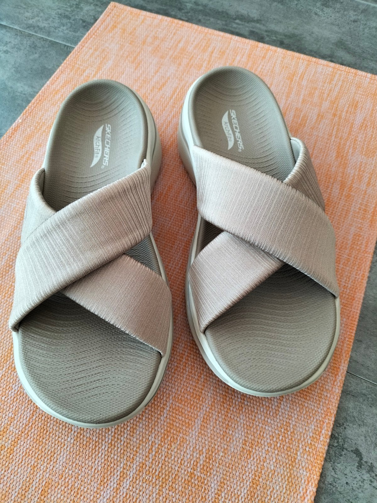 Skechers Slippers, Ophalen of Verzenden, Nieuw