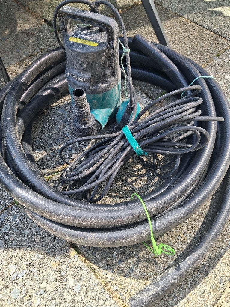 Vonroc Dompelpomp 300W met 10 m slang - ZGAN, Tuin en Terras, Ophalen, Zo goed als nieuw, Elektrisch, Dompelpomp