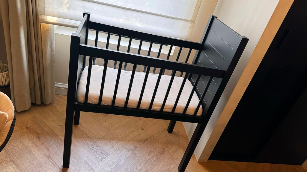 Mooie baby wieg zwart met matras, Ophalen, Zo goed als nieuw, Wieg