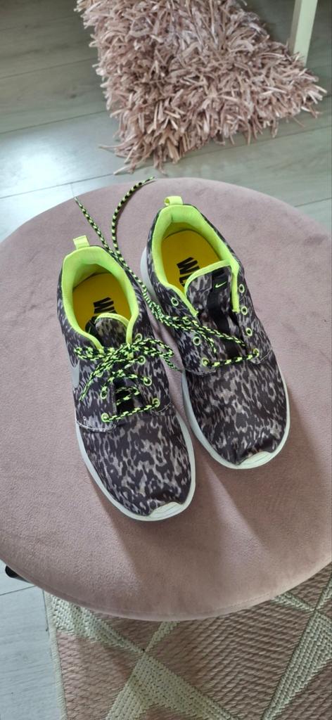 Nike sneakers,fluorescerend groen,zwart+ wit, Ophalen of Verzenden, Zo goed als nieuw, Hardlopen, Hardloopschoenen