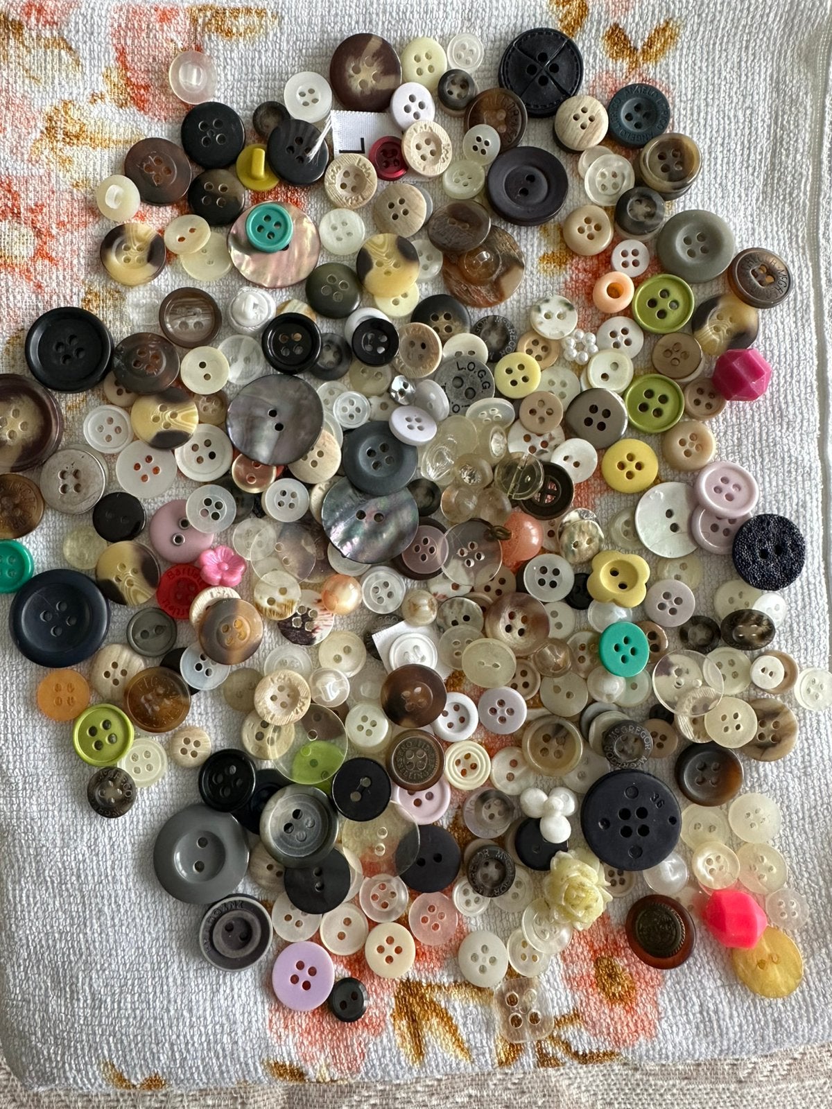Mooi blik vol knopen, Ophalen, Zo goed als nieuw, Knoop of Knopen