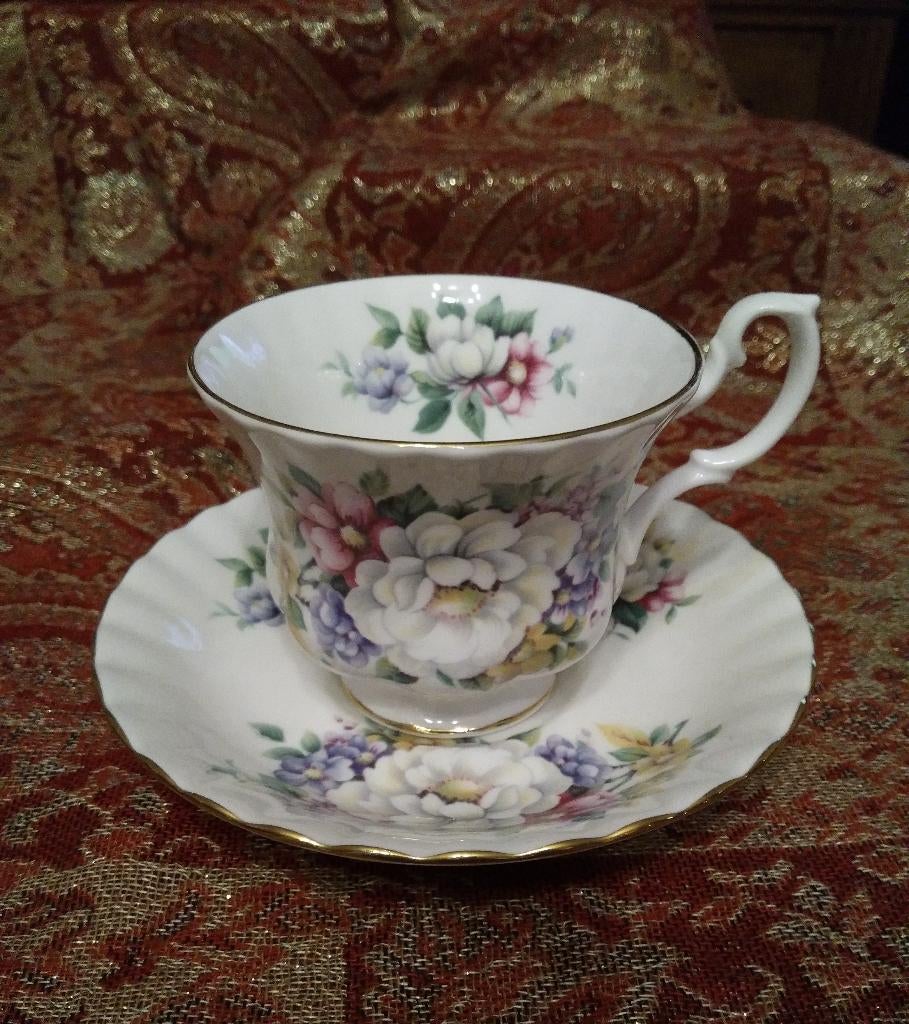 KOP+SCHOTEL van Royal Albert, Smummertime series "Sherborne', Ophalen of Verzenden, Zo goed als nieuw, Overige stijlen, Kop(pen) en/of Schotel(s)