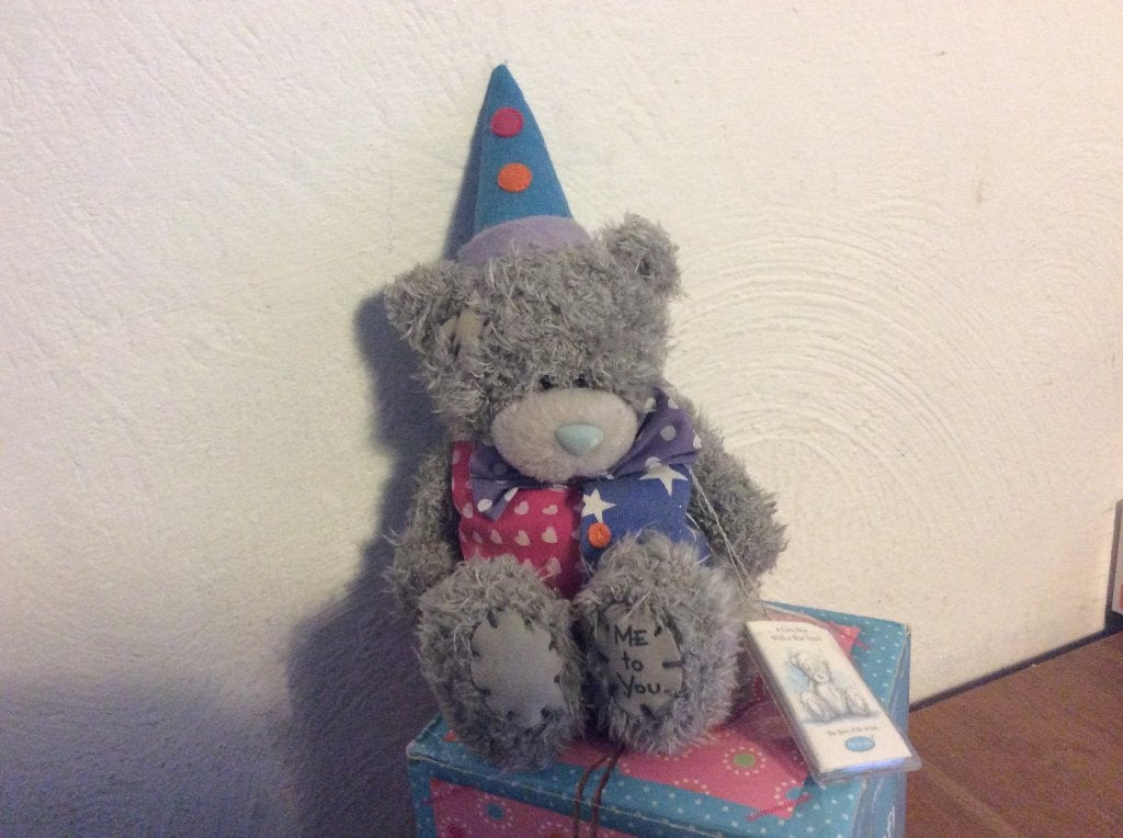 Me to You beer met clownjasje en feesthoed. met mini-boekje, Verzamelen, Beren en Cherished Teddies, Ophalen of Verzenden, Zo goed als nieuw