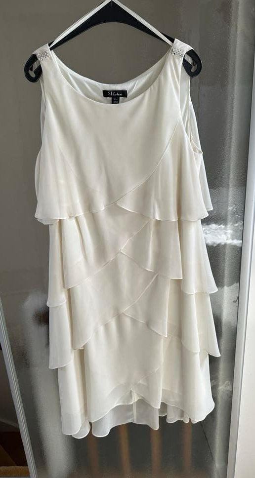 Elegant Crèmekleurige Gelaagde Jurk van S.L. Fashions, Kleding | Dames, Jurken, Beige, Maat 42/44 (L), Ophalen of Verzenden, Zo goed als nieuw