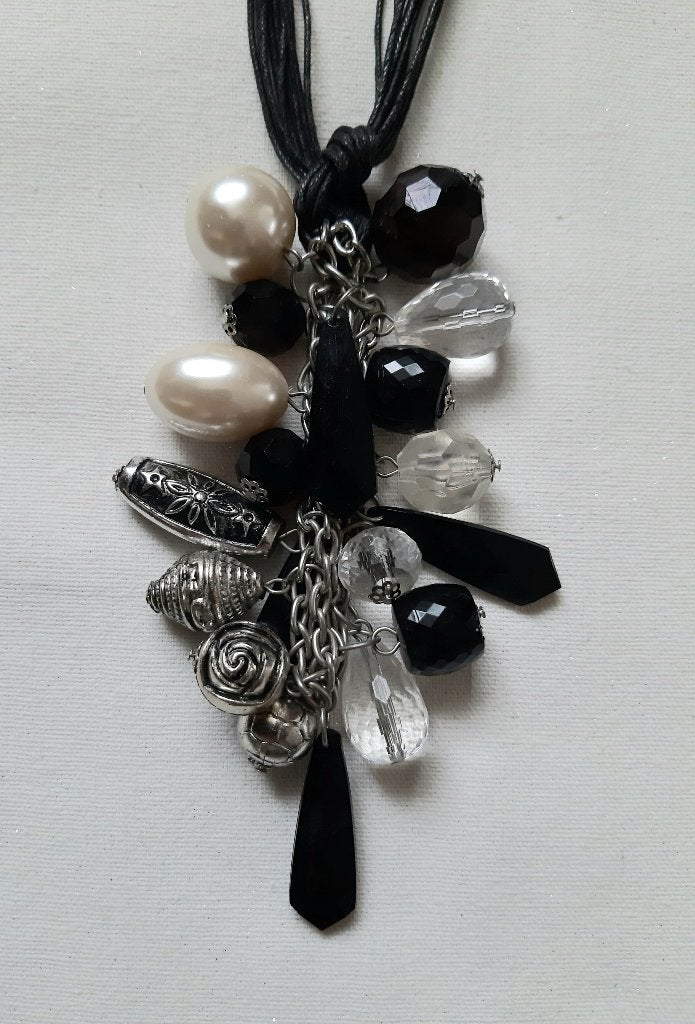 Vintage zwarte ketting in Boho stijl met karabijn sluiting., Ophalen of Verzenden, Zo goed als nieuw, Zwart, Overige materialen