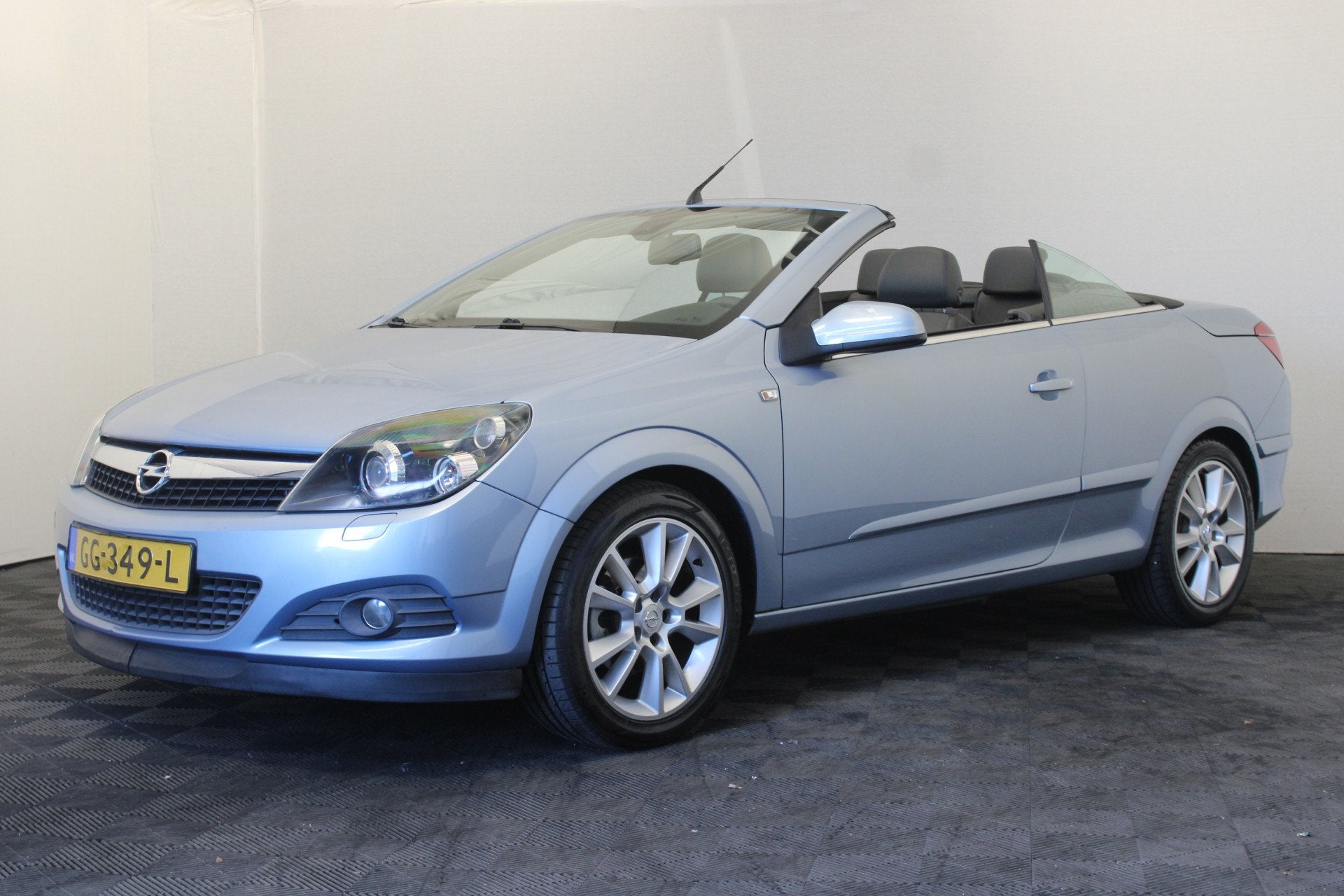 Opel Astra TwinTop 1.6 Cosmo (bj 2006), Auto's, Opel, Voorwielaandrijving, 745 kg, Gebruikt, Zwart