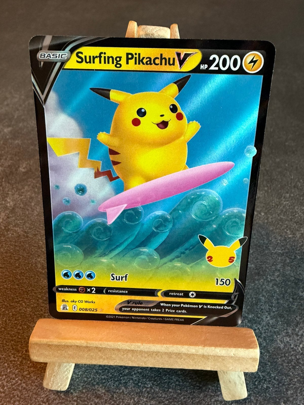 Surfing Pikachu V 008 Pokémon Celebrations, Ophalen of Verzenden, Zo goed als nieuw