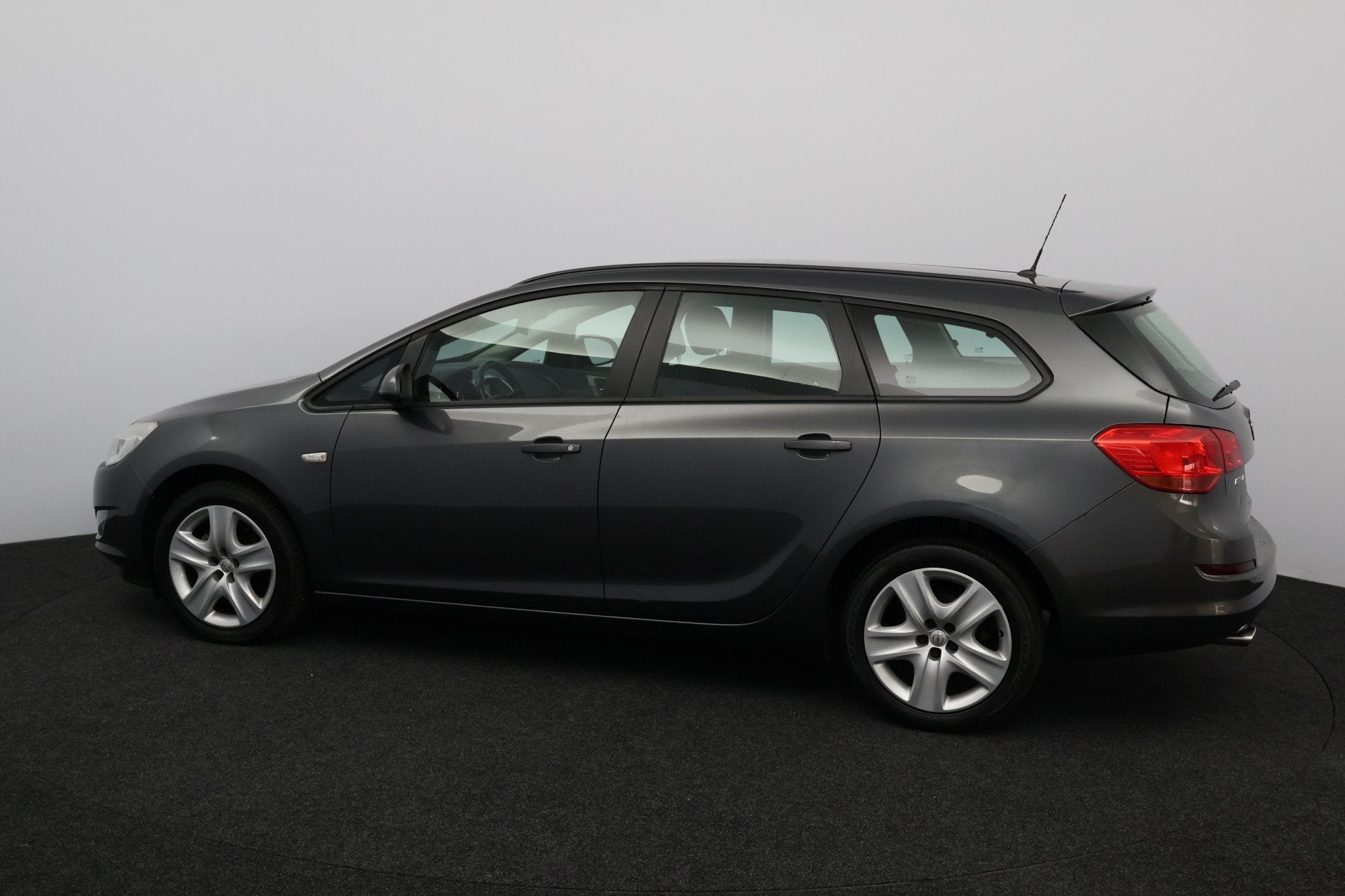 Opel Astra Sports Tourer 1.4 Turbo Sport/ Stoelverwarming!/, Auto's, Voorwielaandrijving, Euro 5, Stof, Gebruikt