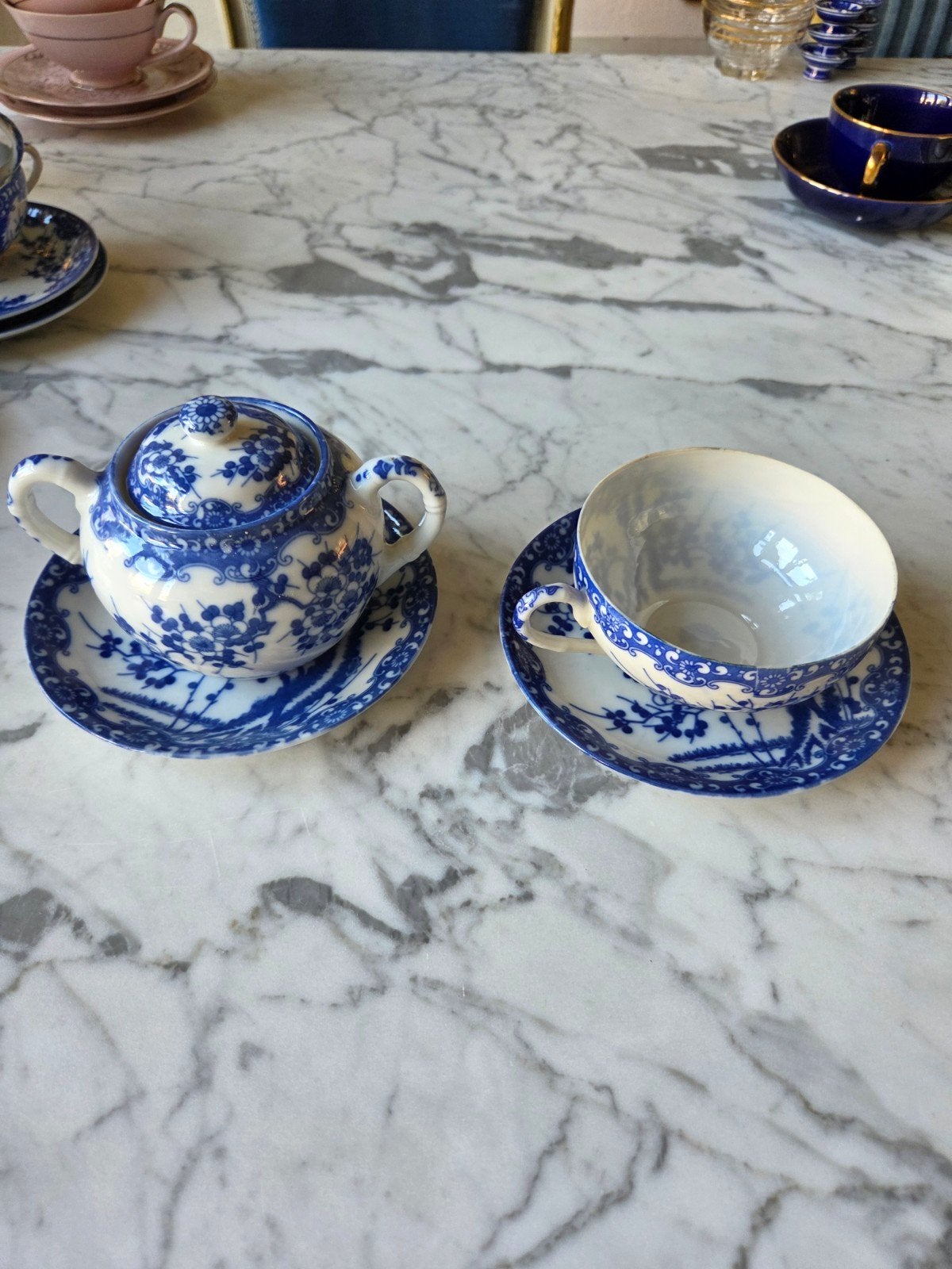 Delfts blauw theeserviesje: kopje, schotels, suikerpot, Antiek en Kunst, Ophalen