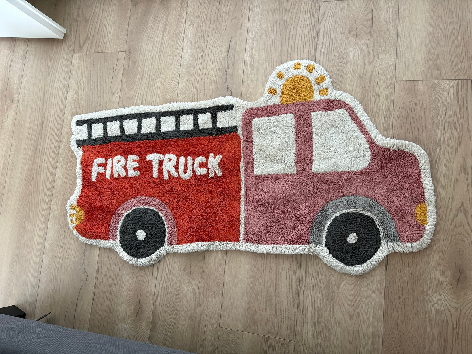 H&M HOME - Vloerkleed brandweerwagen, Huis en Inrichting, Ophalen, Gebruikt, 100 tot 150 cm, 50 tot 100 cm