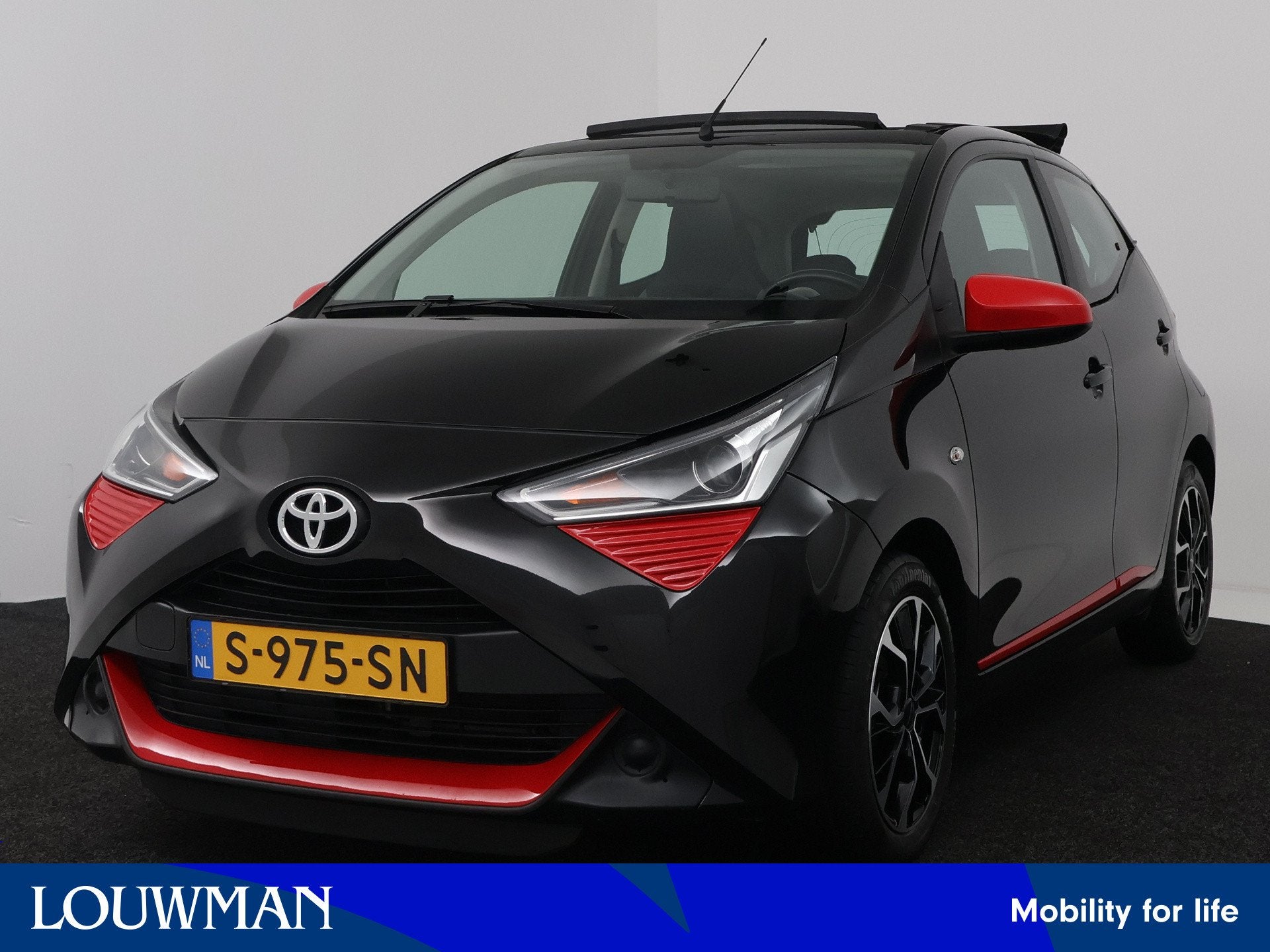 Toyota Aygo 1.0 VVT-i x-play | Cabriodak | Camera | Carplay, Voorwielaandrijving, Stof, Gebruikt, Euro 6