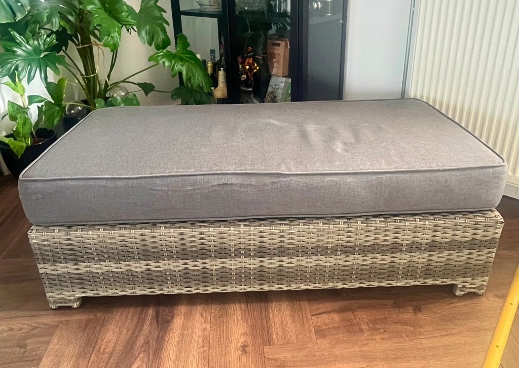 Rattan voetenbank met kussen 120 x 54 cm, Ophalen, Gebruikt, Rotan