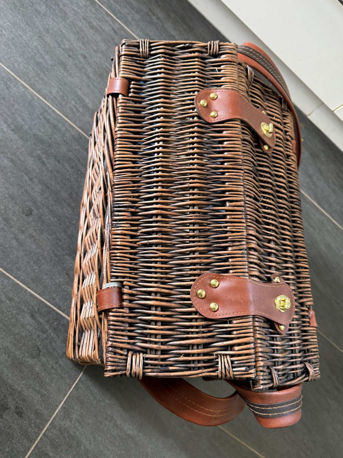 Luxe picknickmand met servies en deken, Hobby en Vrije tijd, Picknickmanden, Zo goed als nieuw, Ophalen
