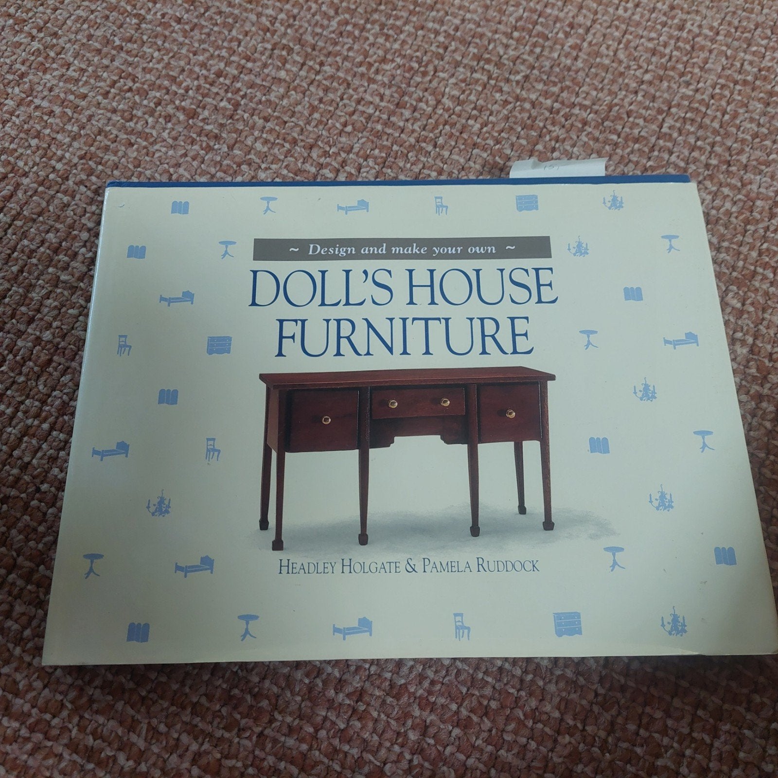 mooi boek over poppenhuis meubeltjes maken, Ophalen of Verzenden, Zo goed als nieuw, Poppenhuis