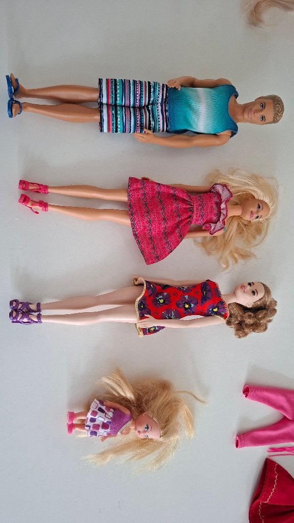 Barbie poppen 4x  incl Ken met accessoires, Kinderen en Baby's, Ophalen of Verzenden, Zo goed als nieuw, Barbie