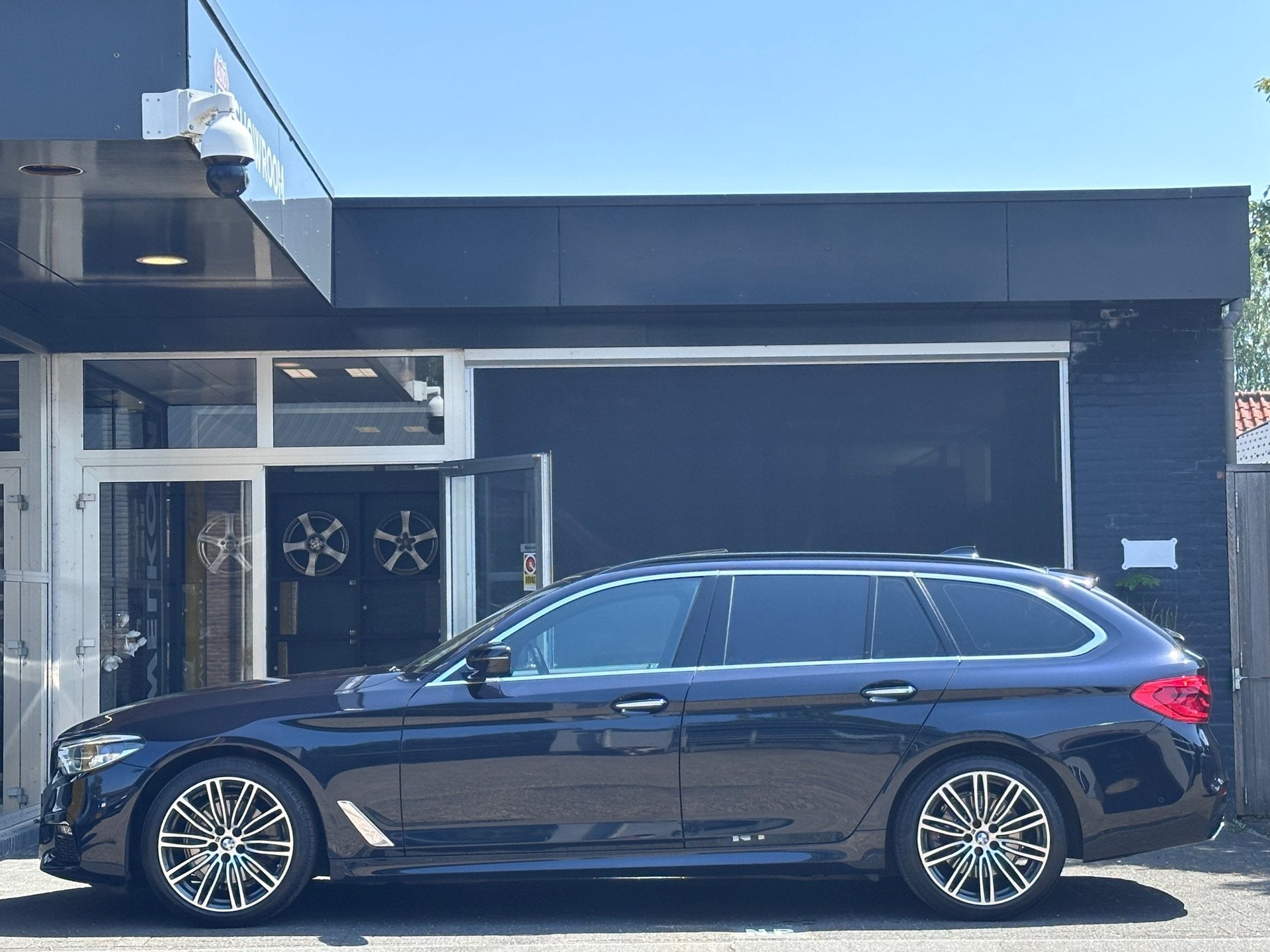 BMW 5-serie Touring 520i High Executive M-SPORT / PANO / MEM, Auto's, 1998 cc, Achterwielaandrijving, Gebruikt, 4 cilinders