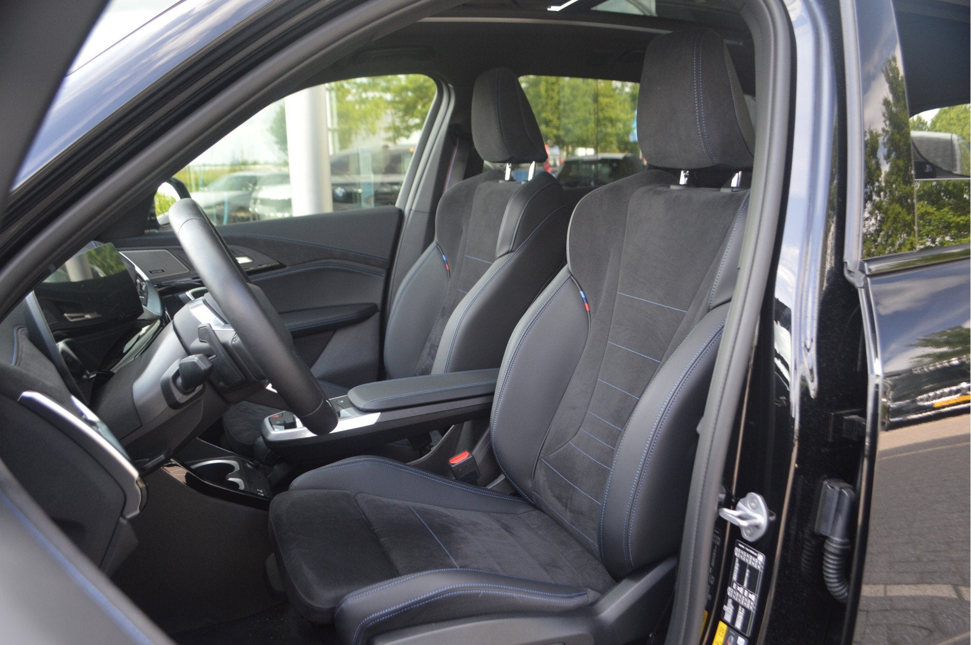 BMW iX1 eDrive20 M Sport / Trekhaak / Panoramadak / Comfort, Auto's, 514 km, Met garantie (alle), 24 min, Zwart