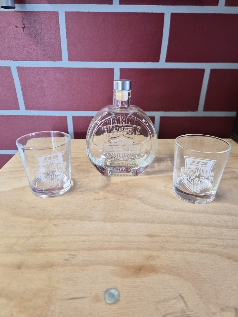 Harley Davidson 115th Anniversary whiskyset karaf + 2 glazen, Motoren, Ophalen of Verzenden, Gebruikt