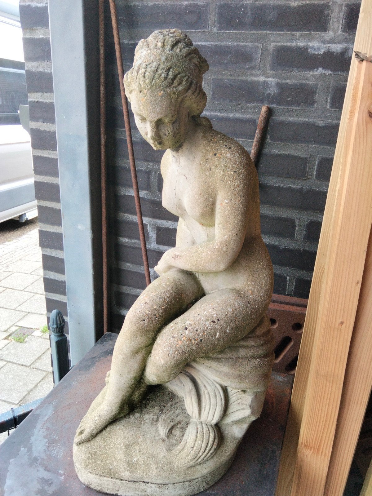 Vintage betonnen tuinbeeld van zittende vrouw, Ophalen, Weerbestendig, 50 - 100 cm, Steen of Keramiek