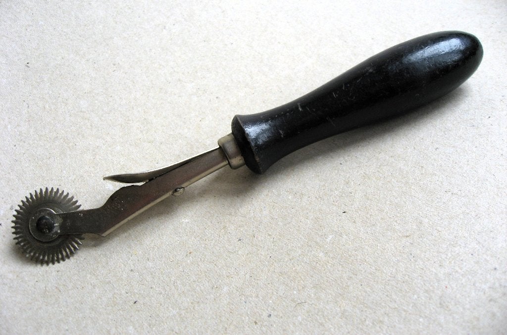 Vintage radeerwieltje houten handvat en duimsteun jaren 50, Ophalen of Verzenden