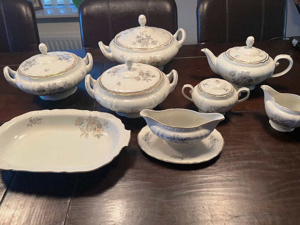 Brocante servies delen 8 stuks  wit bloem  schalen etc  Elst, Antiek en Kunst, Ophalen of Verzenden